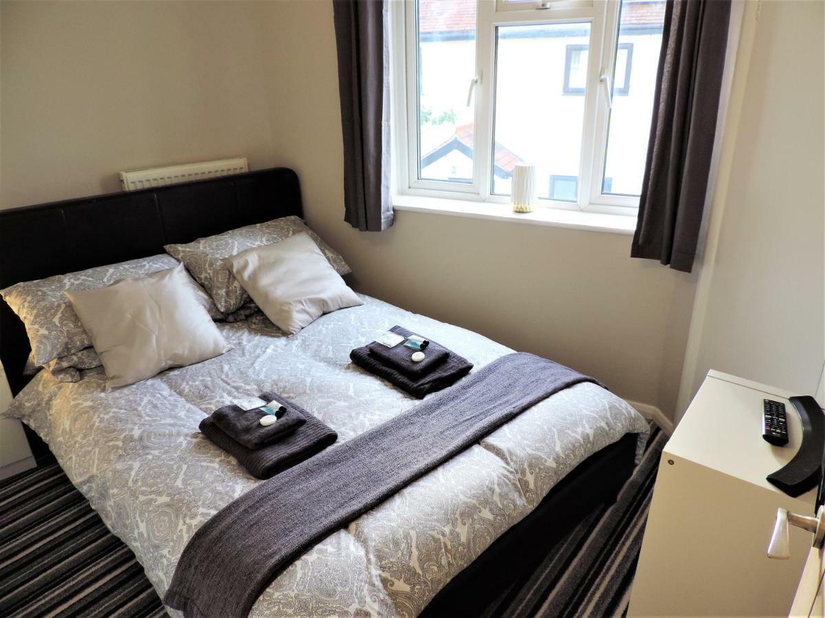 1 Bed Bagshot Pennyhill Accommodation Buitenkant foto
