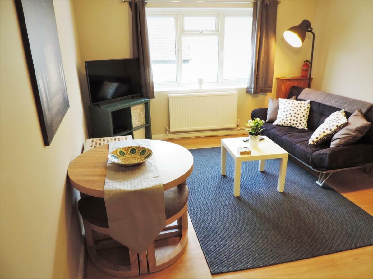 1 Bed Bagshot Pennyhill Accommodation Buitenkant foto