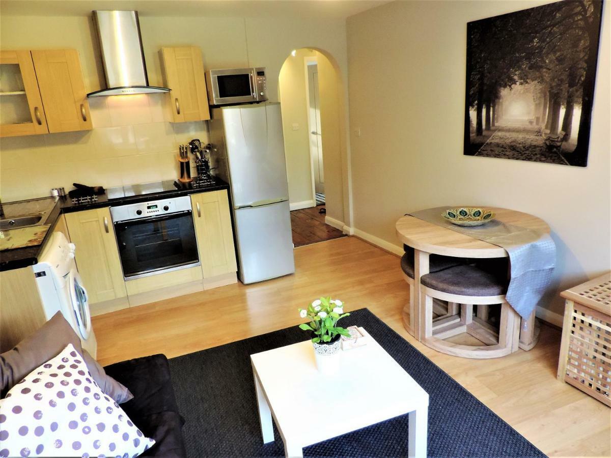 1 Bed Bagshot Pennyhill Accommodation Buitenkant foto