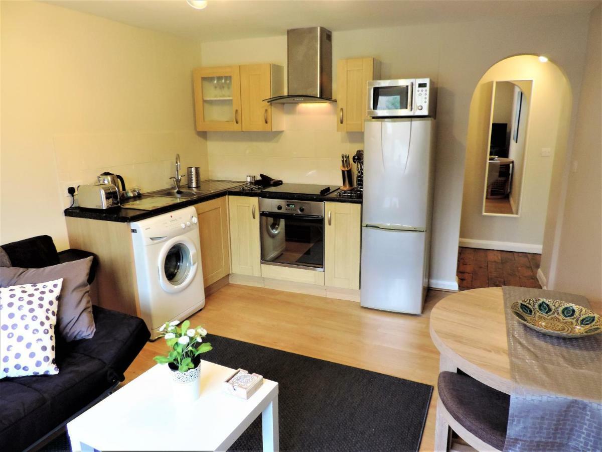 1 Bed Bagshot Pennyhill Accommodation Buitenkant foto