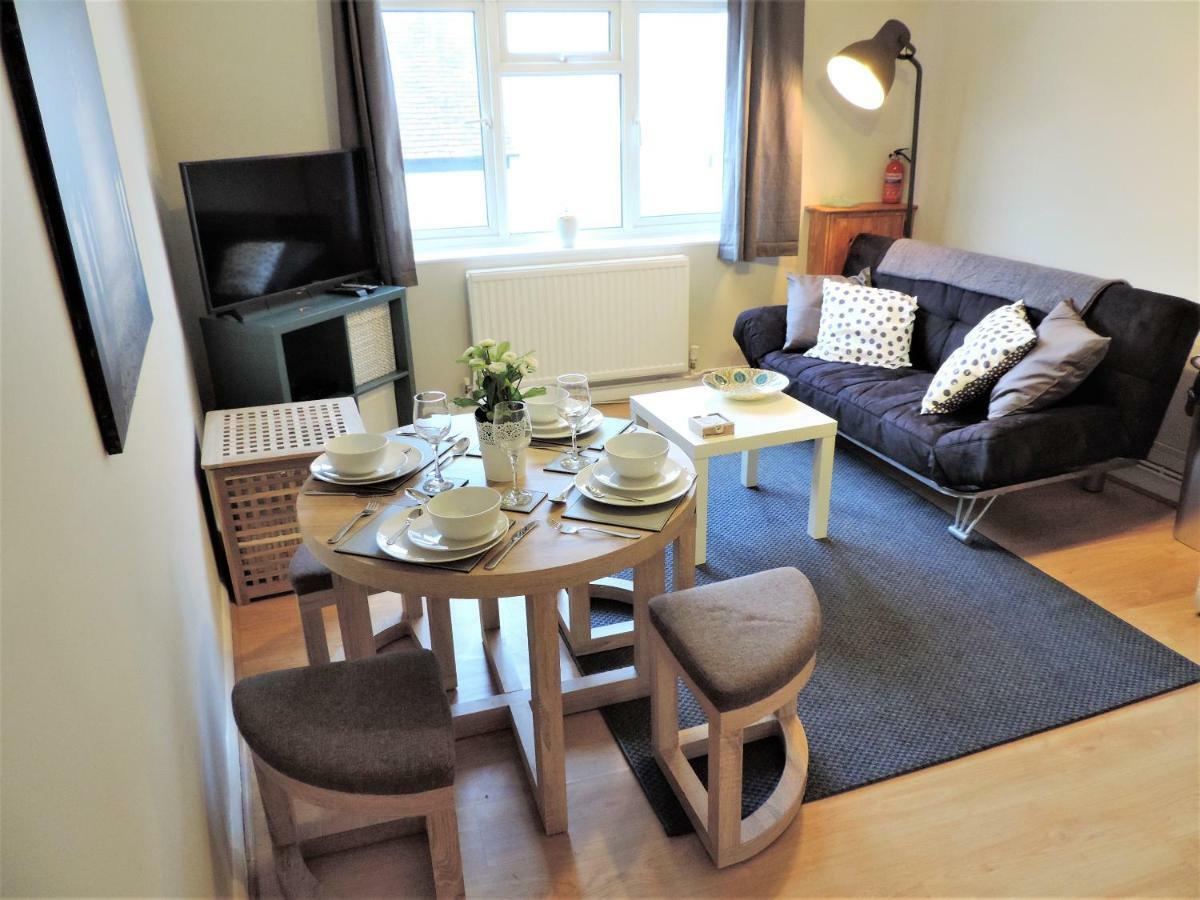 1 Bed Bagshot Pennyhill Accommodation Buitenkant foto