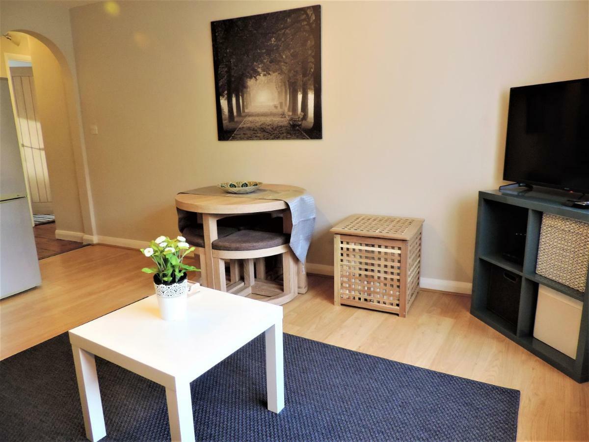 1 Bed Bagshot Pennyhill Accommodation Buitenkant foto